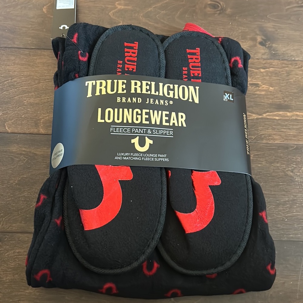 NWT True Religion Men’s 2 Pc Set Loungewear Pants & Slippers Black red - Picture 5 of 5